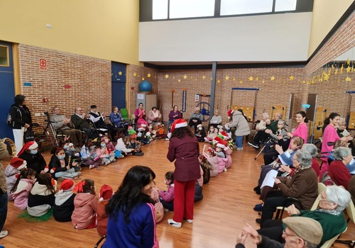 VISITA DE LOS NIÑOS DEL COLE AL CENTRO DE DIA