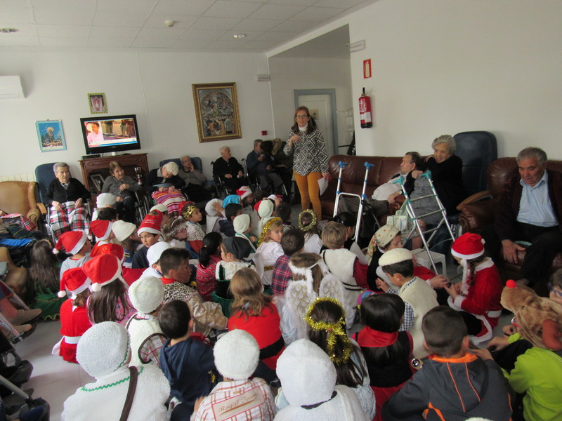 Visita de los niños del CEIP a nuestros mayores