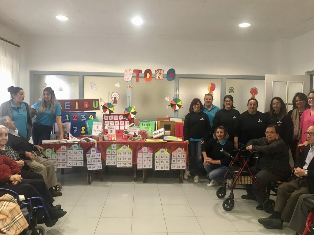 El Equipo de Gobierno y las nuevas Auxiliares Sociaosanitarias visitan la Residencia y el Centro de Día 