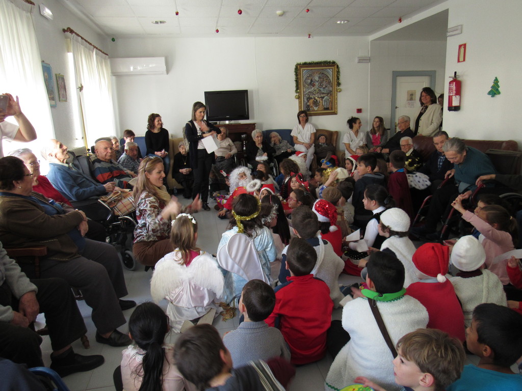 Los niños del CEIP Conde de Orgaz visitan la Residencia y el Centro de Día 