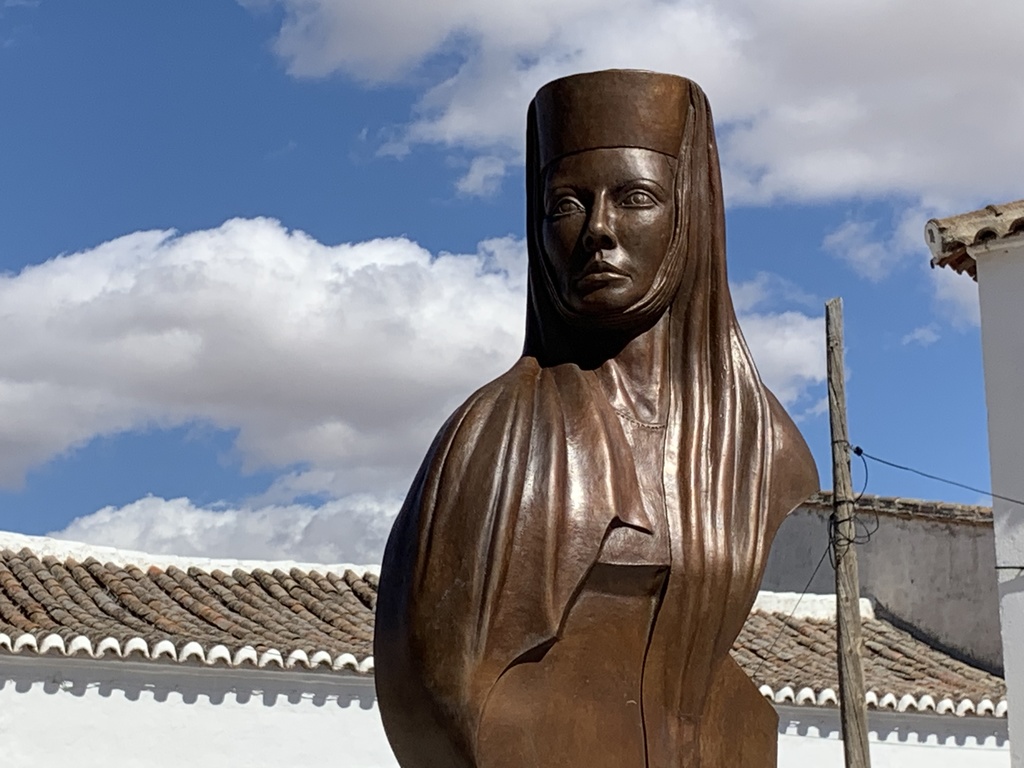 Escultura en honor a la mujer orgaceña 