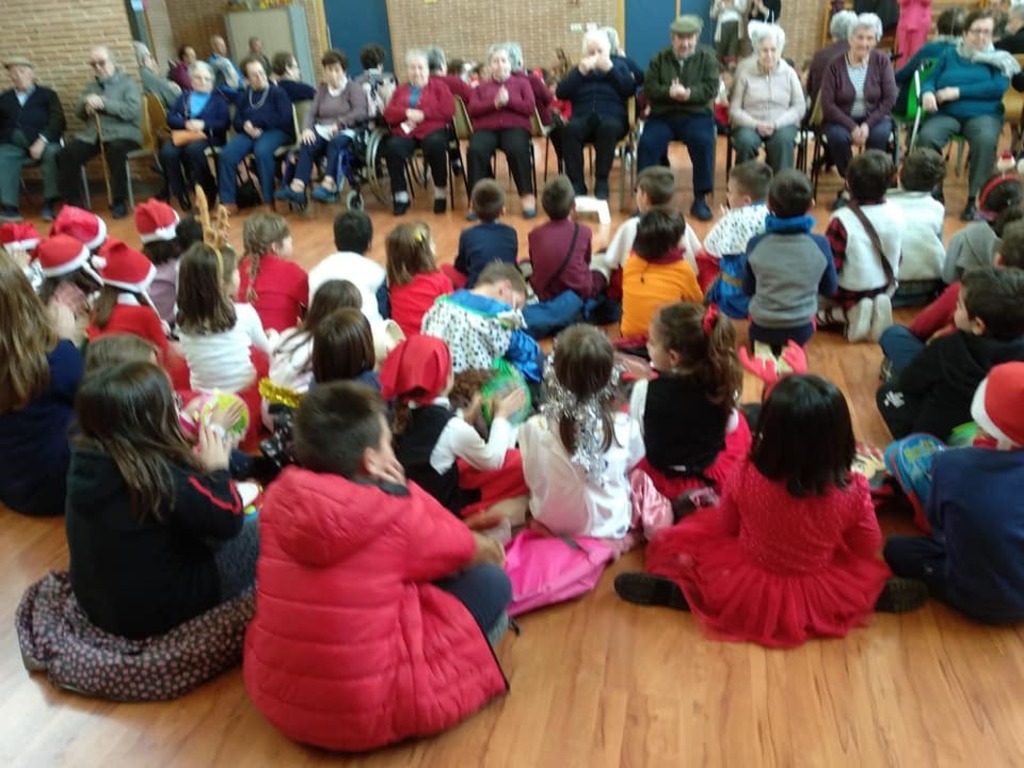 Visita de los niños del colegio a los mayores del Centro de Día y la Residencia Sagrada Familia.