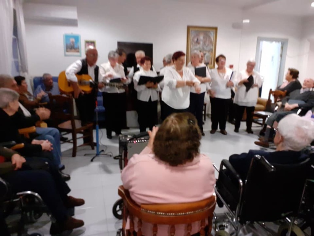 La Coral de Madridejos visita a los abuelos de la Residencia 