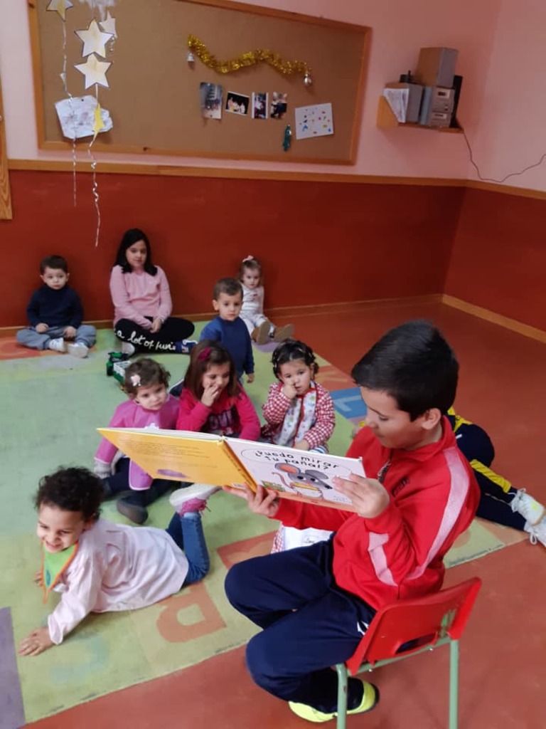 Los peques de la guarde reciben la visita de sus hermanos