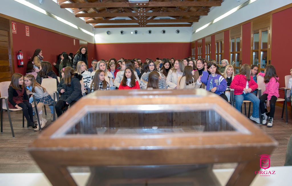 SORTEO JIMENA, REINA INFANTIL Y DAMAS DE LA LII FIESTA DE PRIMAVERA