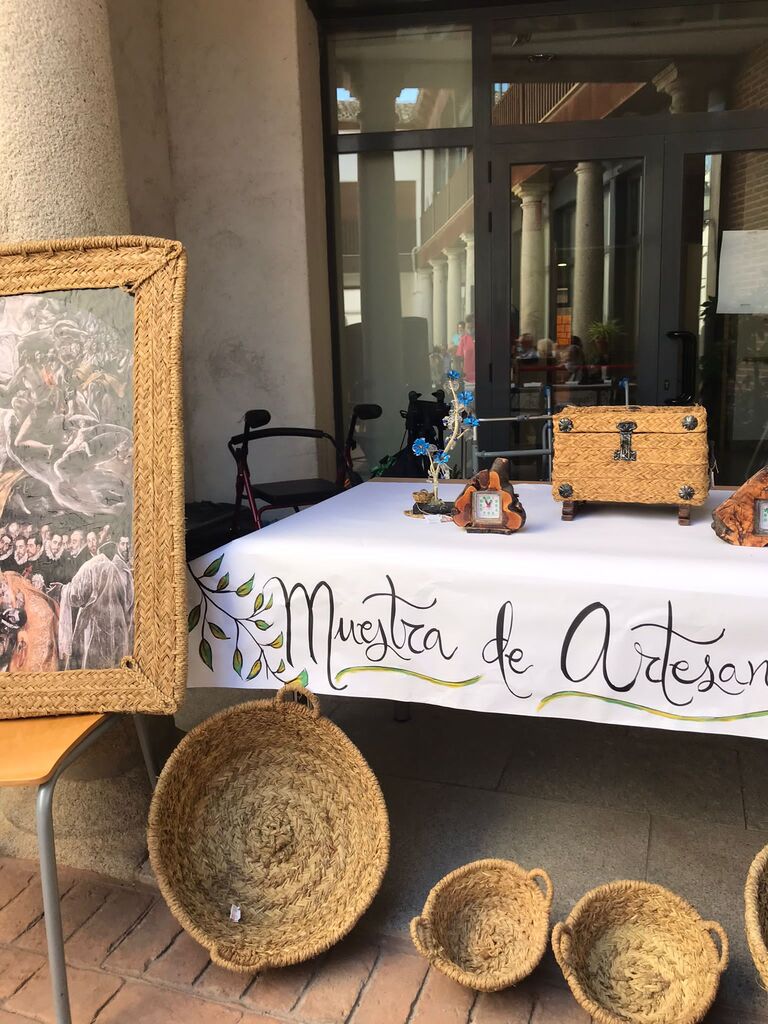 ENCUENTRO DE ARTESANÍA EN EL CENTRO DE DÍA