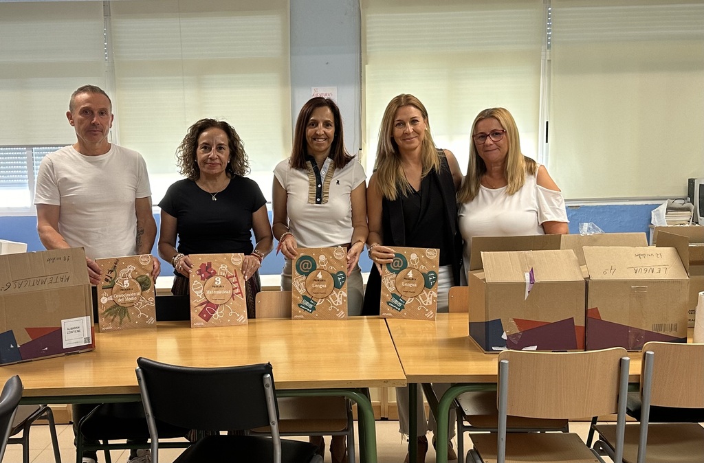 ENTREGA DE LIBROS AL COLEGIO