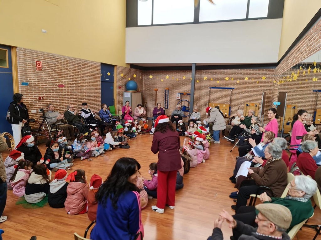 VISITA DE LOS NIÑOS DEL COLE AL CENTRO DE DIA