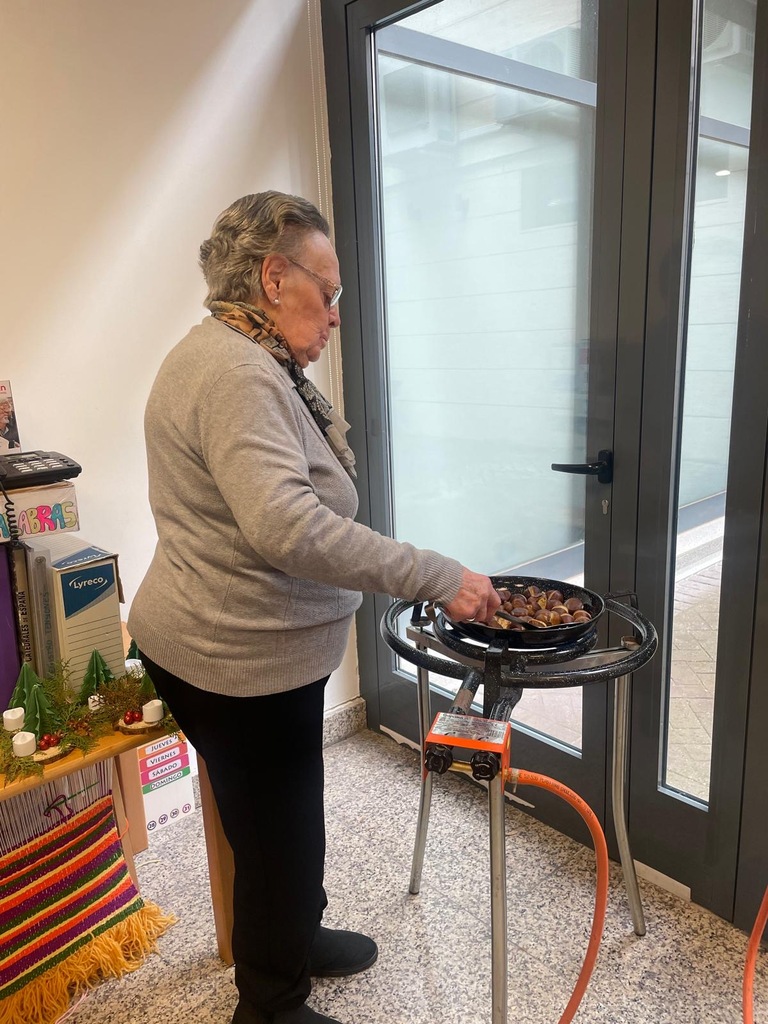CASTAÑAS ASADAS EN EL CENTRO DE DÍA