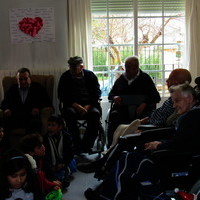 Visita de los niños del primer ciclo de Educación Primaria a los mayores