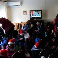 Visita de los niños del primer ciclo de Educación Primaria a los mayores