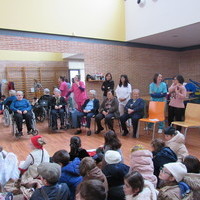 Visita de los niños del CEIP a nuestros mayores