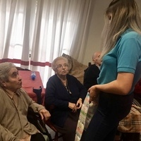 El Equipo de Gobierno y las nuevas Auxiliares Sociaosanitarias visitan la Residencia y el Centro de Día 