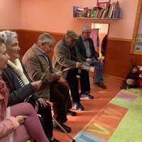 Visita de los mayores del Centro de Día a la Guardería 